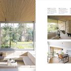 Texte: Links: Sitzlandschaft mit neuen Polstern. Unten: Eichenholzdecke. Ganz unten: Küche, Essplatz, Wohnen.  
Linke Seite: Heller Raum mit hellen Möbeln, Steinwänden und großem Fenster mit Blick auf Garten. Rechte Seite: Drei Fotos mit Innenansichten.