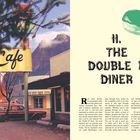"II. THE DOUBLE R DINER" mit einem grünen Donut darüber. Links: Café-Schild, klassischer Wagen vor einem Gebäude.