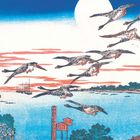 Japanische Schriftzeichen auf Holztafeln. Illustration: Ein Schwarm Gänse fliegt über ein Gewässer bei Sonnenuntergang.