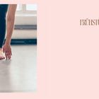 FRÜHSTÜCK. Links steht eine Person in Leggings, die sich nach vorne beugt und ihre Hände zu den Füßen bringt.