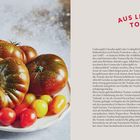 **AUS LIEBE ZUR TOMATE**

Links: Verschiedene Tomaten auf einem Teller, voll mit Wassertropfen. Rechts: Text über Tomaten.