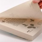 Text: "Januar". Ein Buch, aufgeschlagen, zeigt den Monatskalender. Blätter werden umgeblättert, Blattdesign als Dekor.