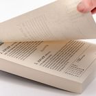 Texte: "2. Januar", "3. Januar", "Januar", Kalenderseite mit Hand, die umblättert. Buch auf hellem Hintergrund.