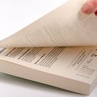 Eine Hand blättert eine Buchseite um. Zu sehen sind Terminvorschläge und ein Kalender für Dienstag, 2., und Mittwoch, 3. Januar.