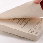 Text: "Januar 2.1. Dienstag 3.1. Mittwoch." Person blättert eine Kalenderseite von einem dicken Papierstapel um.