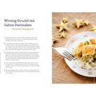 "Wirsing-Strudel mit Sahne-Pastinaken - klassisches Hauptgericht." Foto: Teller mit Strudeln und Pastinaken.