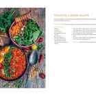 Tomaten-Linsen-Suppe Rezeptseite. Links: rote Suppe mit Kräutern, Brot, Salat auf Holzbrett.