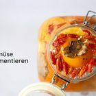 Text: "Gemüse fermentieren". Sicht von oben auf ein Glas mit buntem fermentiertem Gemüse.