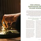 Texte: "VON AROMA, GESCHMACK UND WILDER WÜRZE", "Schmecken, fühlen und riechen – das volle sensorische Erlebnis". Eine Hand streut Gewürze.