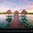 „3 2024“ steht unten. Ein Steg führt zu drei Strohhütten auf einem ruhigen See, umgeben von lilafarbenem Himmel.