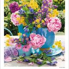 März 2027 Kalender mit buntem Blumengesteck in Blautöpfen auf einem Tisch; hellgrüner Hintergrund.