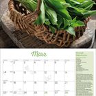 März; Herzhafte Hefeschnecken Rezept. Kalenderblatt mit rechteckigem Bild von Bärlauch in einem Korb auf Holzuntergrund.