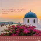 Text: "Wenn wir unsere Herzen voll entfalten, werden wir dem Himmel gleich. LU DSCHU-YÜEN." Kalender für März 2027. Kuppelkirche mit blauer Kuppel vor Sonnenuntergang, im Vordergrund blühende Bougainvillea.