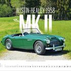 AUSTIN-HEALEY 1958 MK II. Grünes Cabrio auf einem Feldweg mit Wäldern im Hintergrund.
