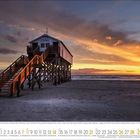 Kalender für den Monat August 2023. Pfahlhaus am Strand, darunter orange und violetter Sonnenuntergang am Meer.