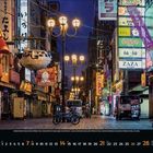 Verschiedene Neonreklamen und Leuchtschilder prägen eine enge, nächtliche Straßenansicht, dominiert von bunten Farben.