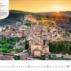 "Ruta del Vino Somontano. 3 2021. Ein Dorf auf einem Hügel mit alten Steinhäusern, im Hintergrund ein Sonnenuntergang."