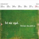 FEBRUAR 2027, KW 8, Datumsangaben. "Ist mir egal. Ich lass das jetzt so." auf einem Fußballfeld von oben.