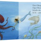 Zwei Figuren kitzeln einen großen roten Oktopus unter Wasser. Eine Meerjungfrau und ein Seehund sind dabei.