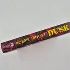 Buchtitel "DUSK" von Robbie Arnott, Seitenansicht; dunkles Design mit roten und pinken Blättern, Logo: berlin verlag.