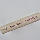 Buchtitel: "VATERTAGE" von Anne Berest, Verlag: berlin. Buchrücken eines Buches in beigem Umschlag.