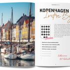 "KOPENHAGEN Indre By" und "Erlebnishighlights". Hafen mit bunten Häusern und Segelbooten, lebhafte Atmosphäre.