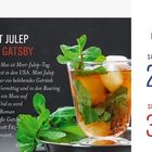 Text: MINT JULEP À LA GATSBY. 30. Mai ist Mint-Julep-Tag. Ein Drink mit Minze. Eiskaltes Getränk im Glas mit Minzblättern.