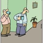 "Viele Ex-Raucher treffen sich nun zu heimlichen Kaffeepausen." Zwei Männer mit Kaffeetassen in einem Korridor.