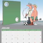 Kalenderseite mit Januar. Illustration: Arzt mit Hammer, prüft Reflexe eines Mannes in Unterhose, Fußball am Boden.