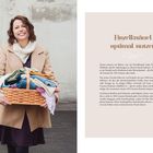 "Einzelknäuel optimal nutzen" steht neben einer lächelnden Frau in beigem Mantel, die einen Korb voller bunter Strickwaren trägt.