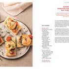 CURRYLINSEN MIT KARAMELLISIERTEN BIRNENSPALTEN. Sechs Schalen mit Linsen, Möhren, Sellerie, Birnenspalten.