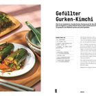 Gefüllter Gurken-Kimchi, Oi sobagi. Zutaten: Landgurken, Salz, Schnittknoblauch-Kimchi, Zwiebel. Zubehör: Schüssel, Sieb.