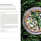 Frühlingspizza-Rezept mit grünem Spargel, Rhabarber und Bärlauch auf knusprigem Teig. Links Textanleitung, rechts Pizza.