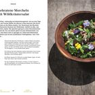 "Gebratene Morcheln mit Wildkräutersalat" Rezepttext. Rechts Holzschüssel mit Morcheln, Kräutern und essbaren Blüten.