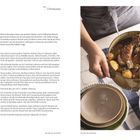 Links Rezepttext zu "Coq au Vin", rechts Hände halten Schmorgericht in großem Topf, daneben Teller mit Nudeln.
