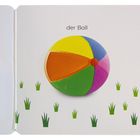 Links steht "die Socken" neben mintgrünen Socken, in der Mitte "der Ball" bei einem bunten Ball, rechts "die Schaufel" mit Schaufel und Eimer im Sand.