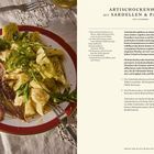 Artischockenherzen mit Sardellen & Parmesan für 4–6 Personen. Zutaten: Artischocken, Weißweinessig, Parmesan, Sardellenfilets, Petersilie. Links ein Teller mit dem Gericht und zwei Gabeln auf beigem Tischtuch.