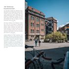 Alte Muthesius Kunsthochschule: Ein historisches Backsteingebäude mit Campus, Menschen spazieren bei sonnigem Wetter.