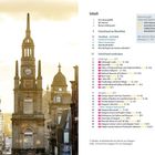 Inhaltsverzeichnis mit Schottland-Abschnitten. Links Kirchturm mit Uhr vor Gebäuden im Licht.