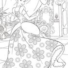 Keine Texte vorhanden. Eine Frau in einem detailreichen Kleid mit Blumenmuster in einem reich verzierten Raum.