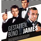 "Gestatten, Bond ... James." Drei Männer in Anzügen, Waffen haltend. Schwarz-weiß gestreiftes Hintergrundmuster.
