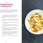 "FERMENTIERTER LAUCHSALAT" - Anleitung mit Rezept und Bild rechts von Lauchsalat in einer weißen Schale auf dunklem Grund.