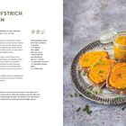 KÜRBISAUFSTRICH MIT LINSEN. Rezept und Zutatenliste: Hokaido-Kürbis, Linsen, Petersilie. Foto von Aufstrich auf Brot.