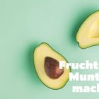 Text: "Fruchtige Muntermacher". Zwei Avocadohälften auf hellgrünem Hintergrund. Links mit Kern, rechts ohne.