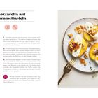 "Für 2 Personen. 10 Min. Zubereitung. Mozzarella auf Karamelläpfeln. Bild: Teller mit Äpfeln, Mozzarella, Nüssen, Thymian."