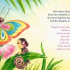 Ein bunter Schmetterling mit auffälligen Flügeln fliegt über Pflanzen. Daneben sitzt ein kleines Chamäleon.