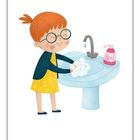 Text „SEIFE“ auf einer rosafarbenen Flasche. Illustration: Ein Kind mit rotem Haar wäscht sich die Hände am Waschbecken.