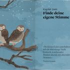 Kapitel zwei: Finde deine eigene Stimme. Drei schlafende Eulen auf Ästen, blauer Sternenhimmel. Zitat von Theodore Roosevelt.