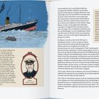 Kapitäne: "Kapitän Smith" links, "Stanley Lord" rechts. Illustration zeigt ein sinkendes Schiff, kleine Rettungsboote im Wasser.