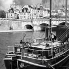 "Paris ist der große Lesesaal einer Bibliothek, durch die die Seine fließt." März-Kalender mit Segelschiff vor Gebäuden.